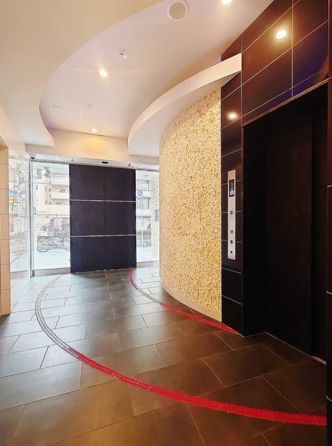 ロビー　宅配ＢＯＸ・防犯カメラ付エレレベーター・ロビー