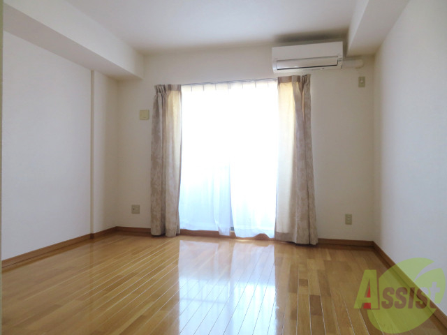 居室・リビング　明るく床も綺麗なお部屋です。陽当りも良さそうですね。