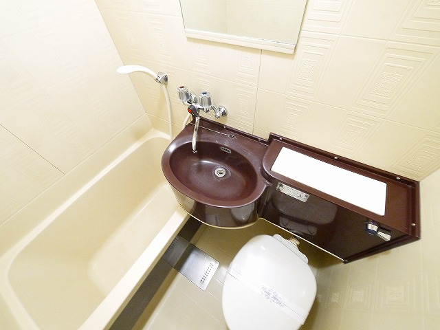 洗面設備　明るい洗面所です