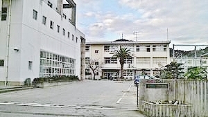 中学校　徳島市八万中学校（中学校）まで859m