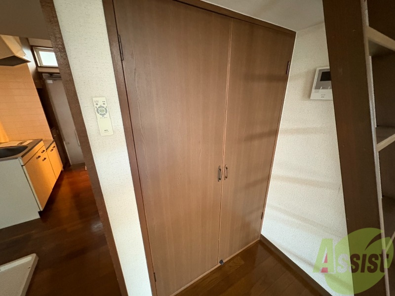 玄関　ここに収納があります。収納があると部屋が広く使えます。