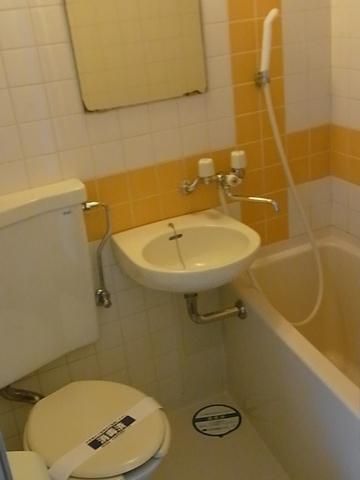 洗面設備　カラフルなバスルーム