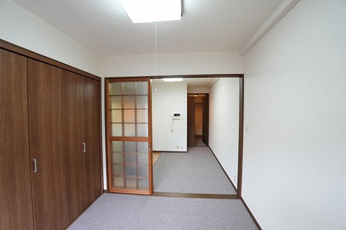 その他　洋室からダイニングキッチンを撮影