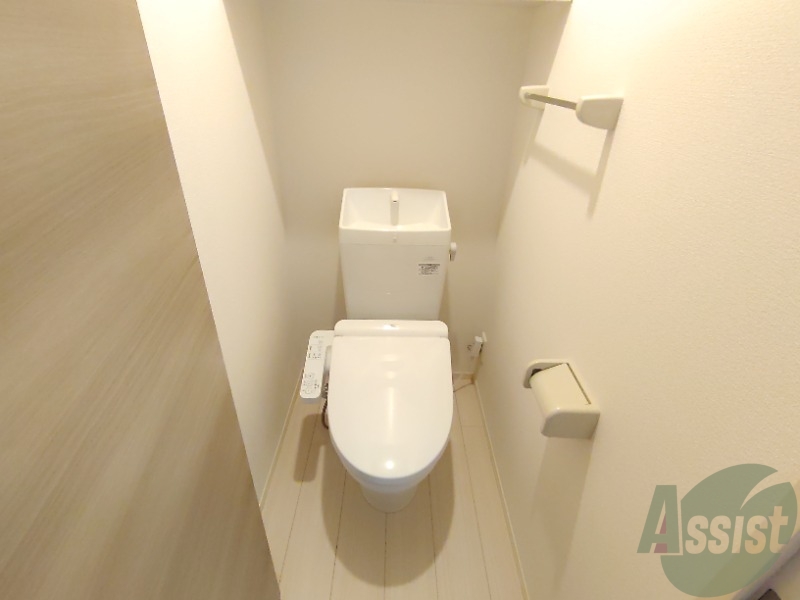 トイレ　温水洗浄便座なので快適に使用できそうですね。