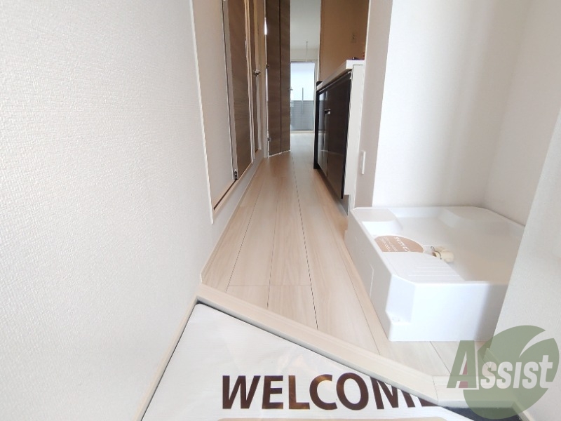 玄関　玄関から撮影しました。敷居が高くなくて安心ですね。