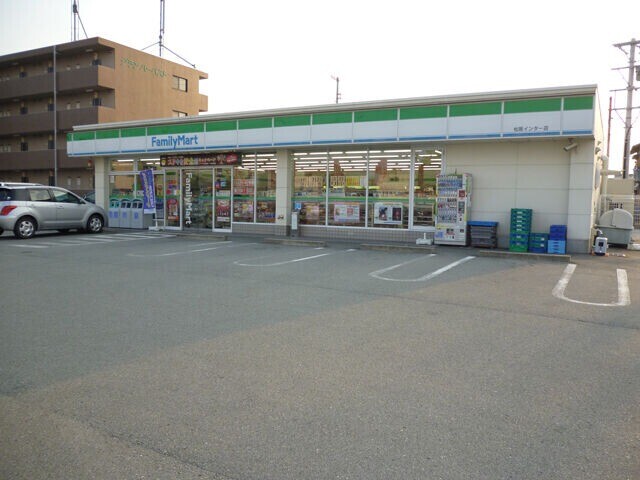 コンビニ　ファミリーマート松阪インター店（コンビニ）まで350m