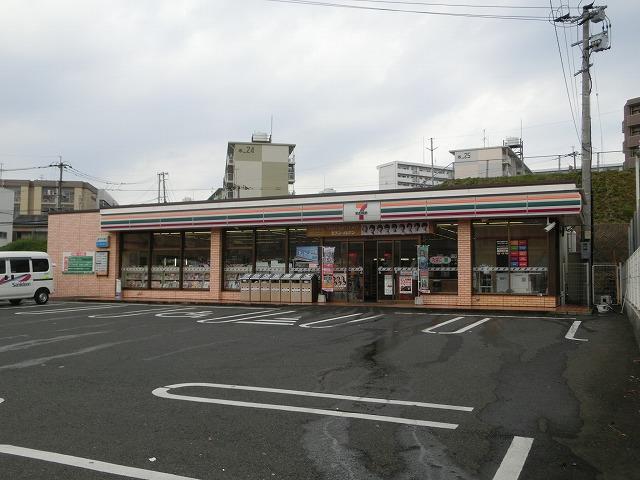 コンビニ　セブンイレブン八幡力丸店（コンビニ）まで310m