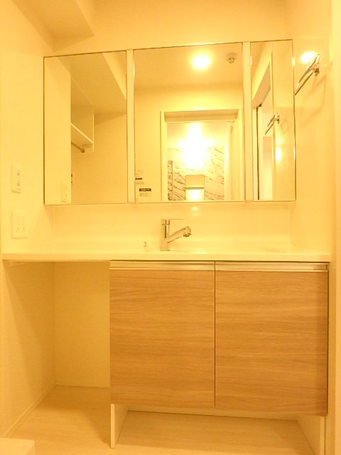 洗面設備　大きく綺麗な洗面台