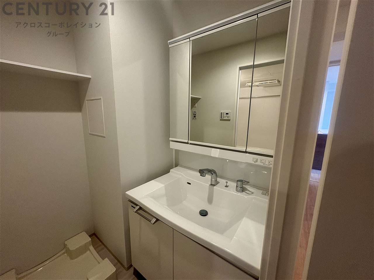 洗面設備　収納たっぷり三面鏡洗面化粧台です