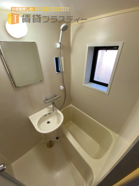 バス・シャワールーム　窓が付いてて換気もできます。