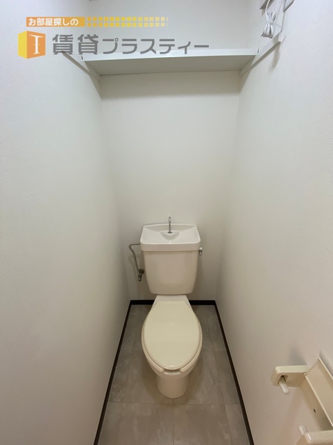 トイレ　上の棚が便利。