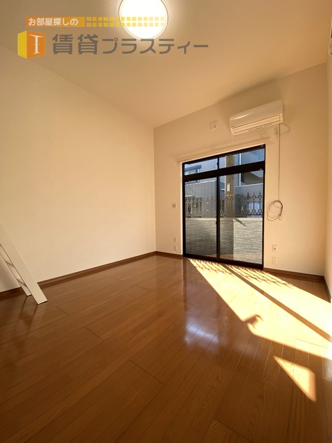 居室・リビング　天井が高く開放的なお部屋です。