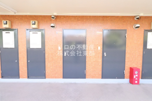 玄関　置き配しても大丈夫な共用廊下の幅があります。