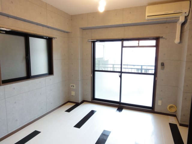 居室・リビング　同物件、別号室のものです。