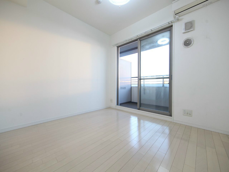 居室・リビング　洋室6.9帖　エアコン完備　バルコニー