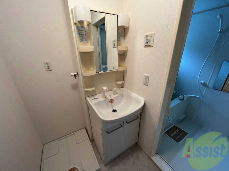 洗面設備　洗面台はシャワーノズルも付いて便利に活用できます