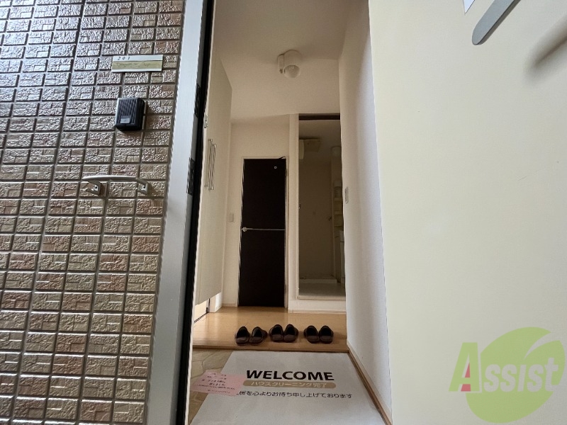 玄関　玄関からの様子です。綺麗なフローリングが広がっています。