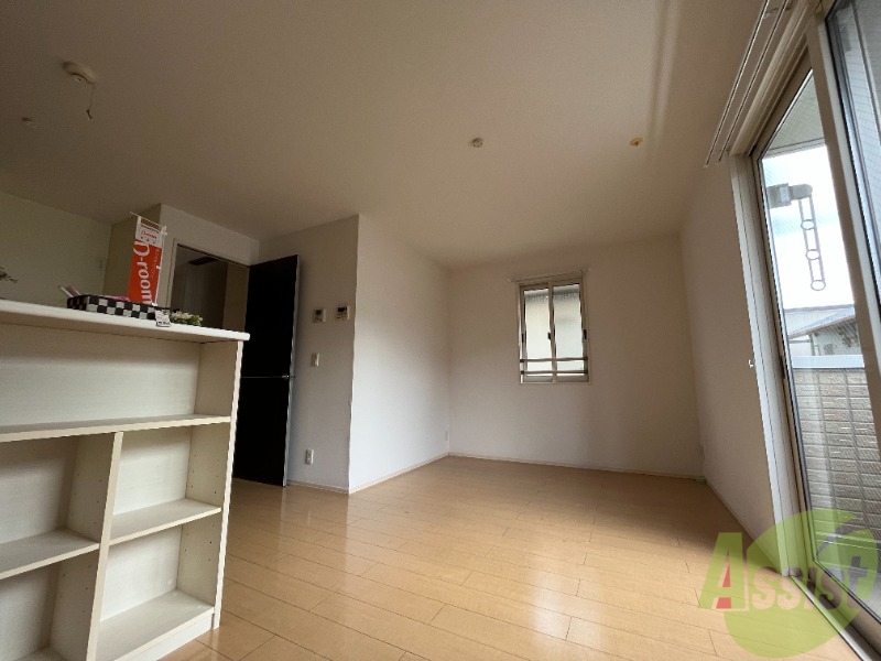 居室・リビング　広くきれいなリビングは明るい光も良く差します。