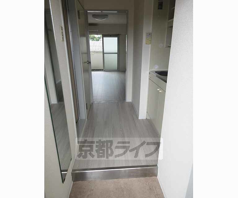 その他部屋・スペース　玄関を開けると廊下が広がっています