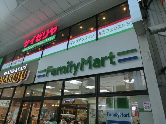 コンビニ　ファミリーマート（コンビニ）まで400m