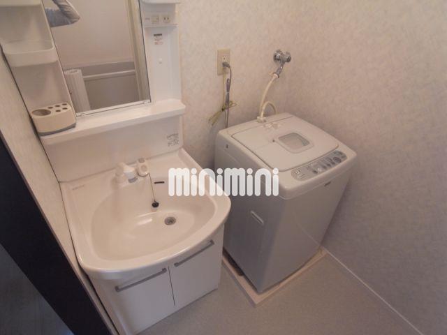 洗面設備　洗髪洗面化粧台あります。洗濯機も付いてます。