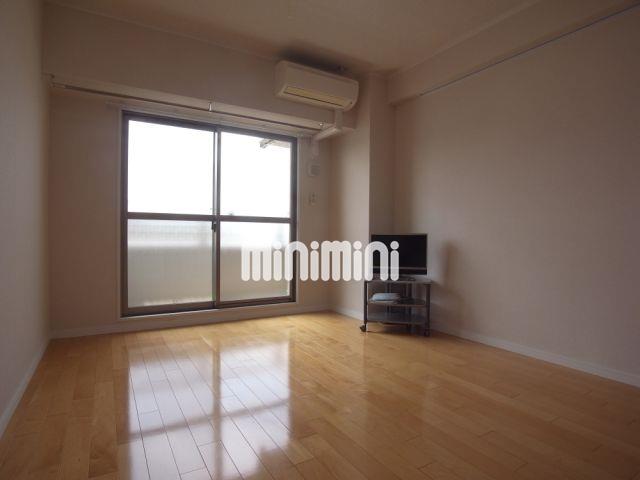 居室・リビング　南向き、日当たり良く暖かい１０．４帖のお部屋です。