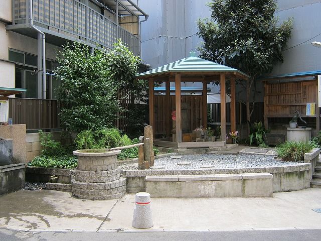 その他　黄金の水（宝永四年六地蔵）（その他）まで679m