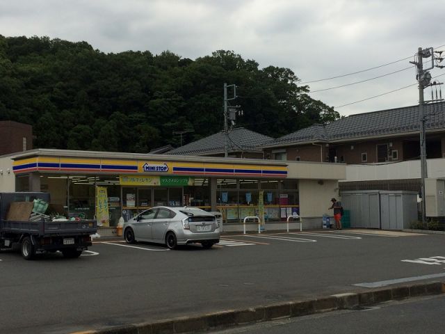 コンビニ　ミニストップ港北日吉本町店（コンビニ）まで615m