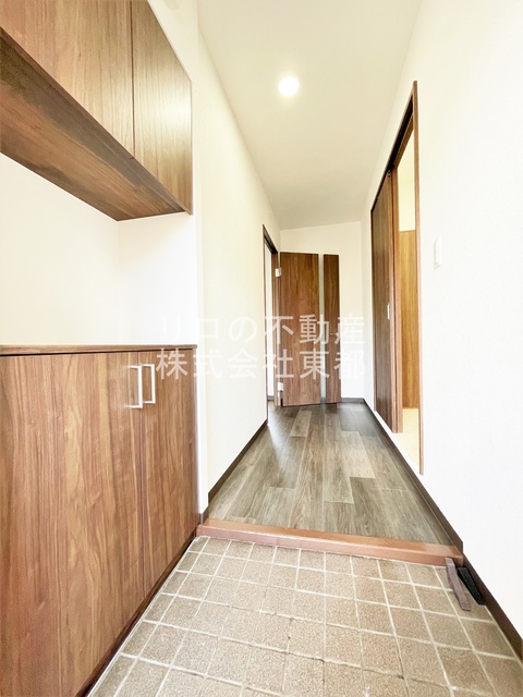 玄関　玄関には下駄箱があるのでスッキリとした空間を保てます