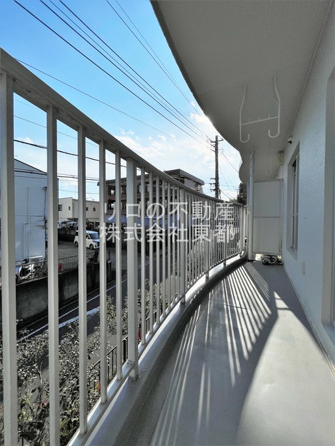 バルコニー　バルコニーがあるので洗濯物を太陽の下で干すことができます♪