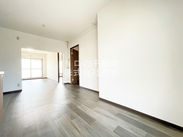 居室・リビング　ダイニングテーブルを置いたり自由にレイアウトできます☆