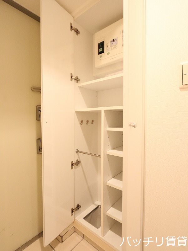 玄関　別号室タイプの為、現状を優先します