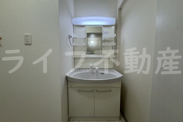 洗面設備　朝の支度にも助かる、独立の洗髪洗面化粧台