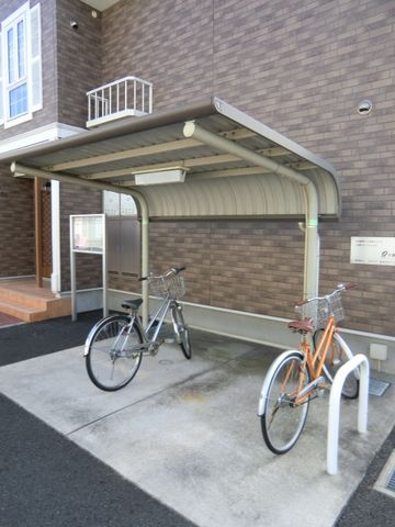 エントランス　屋根付駐輪場