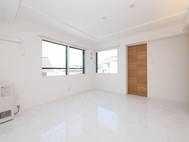 居室・リビング　☆白基調の明るい内装☆