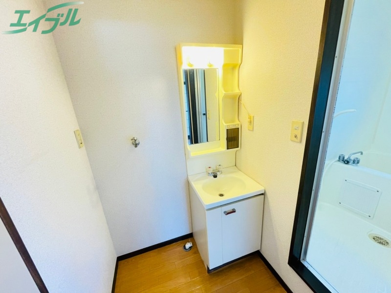 洗面設備　別部屋反転写真です