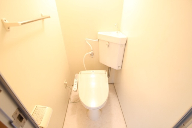 トイレ　別号室の写真です。