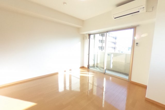 居室・リビング　5階別室の参考写真です。現況を優先します。(504)