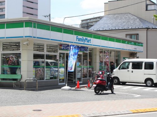 コンビニ　ファミリーマート 東京成徳学園前店（コンビニ）まで50m