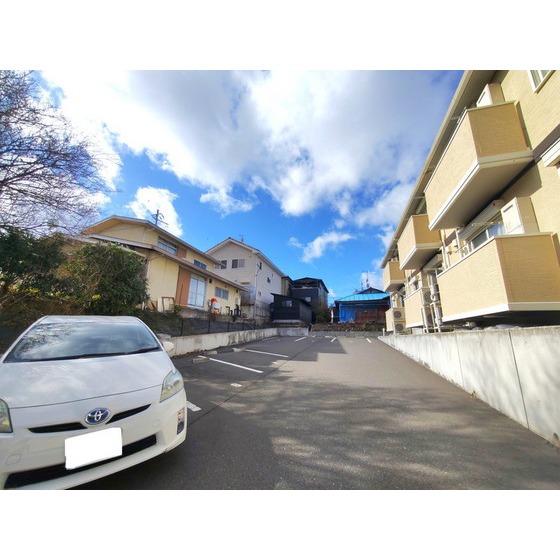 駐車場　５，０００円／月