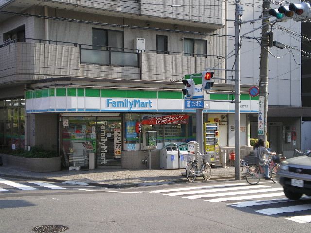コンビニ　ファミリーマート（コンビニ）まで330m
