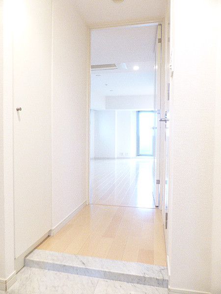 玄関　※別部屋の参考写真です。