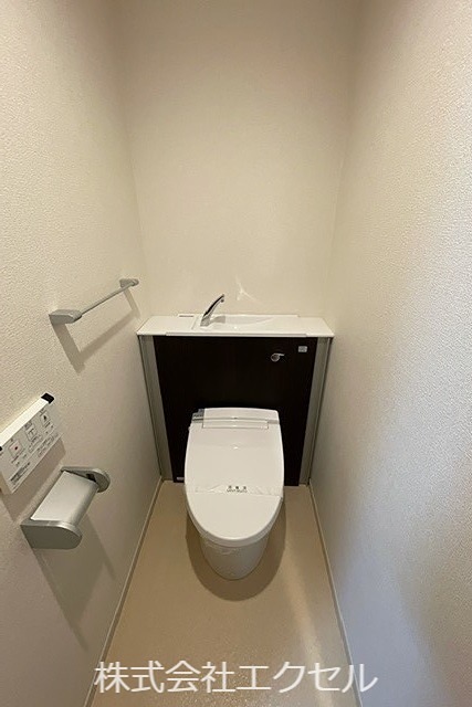 トイレ　温水洗浄便座です。
