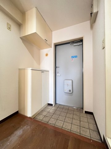 玄関　画像は別号室。ご参考にどうぞ