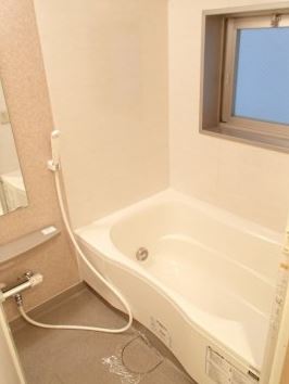 バス・シャワールーム　窓付きバスルーム