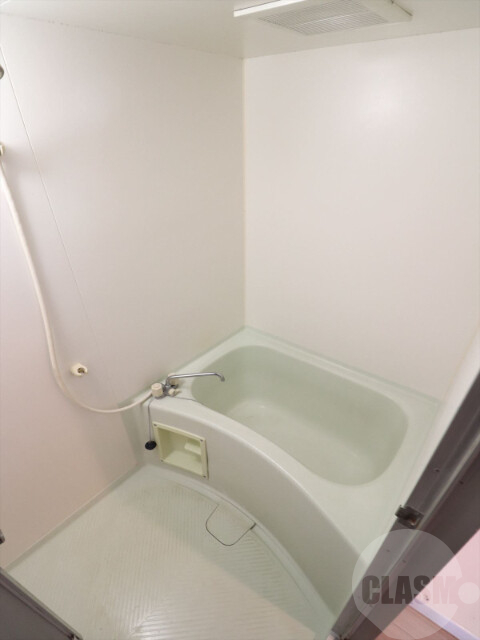 バス・シャワールーム　清潔感のあるバスルーム