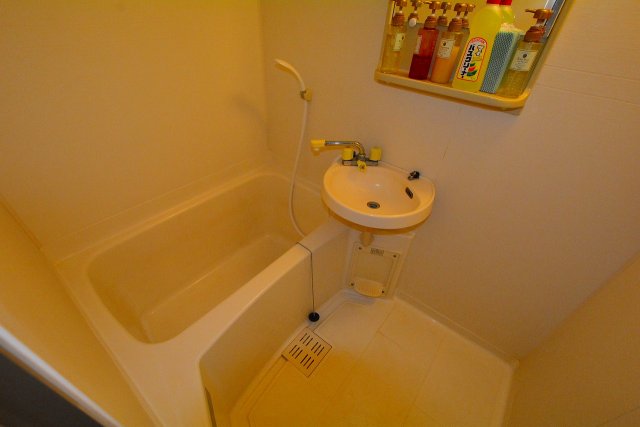 洗面設備　浴室内に洗面台付き！