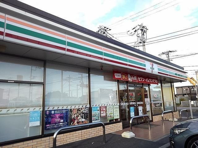 コンビニ　セブンイレブン（コンビニ）まで550m