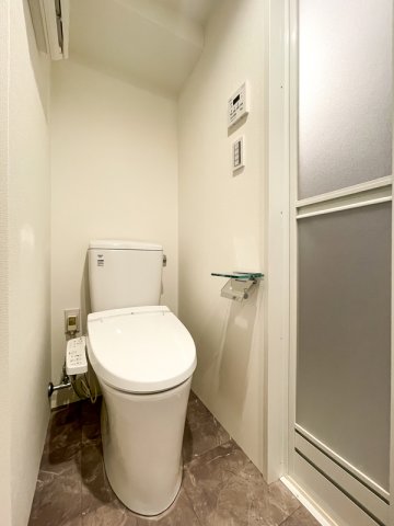 トイレ　落ち着いた色調のトイレです