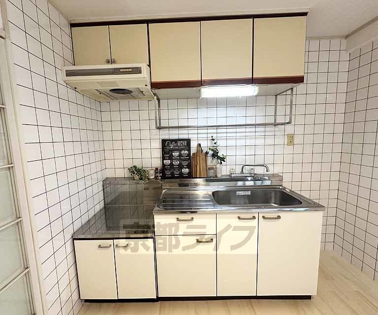 キッチン　収納スペース多数あり